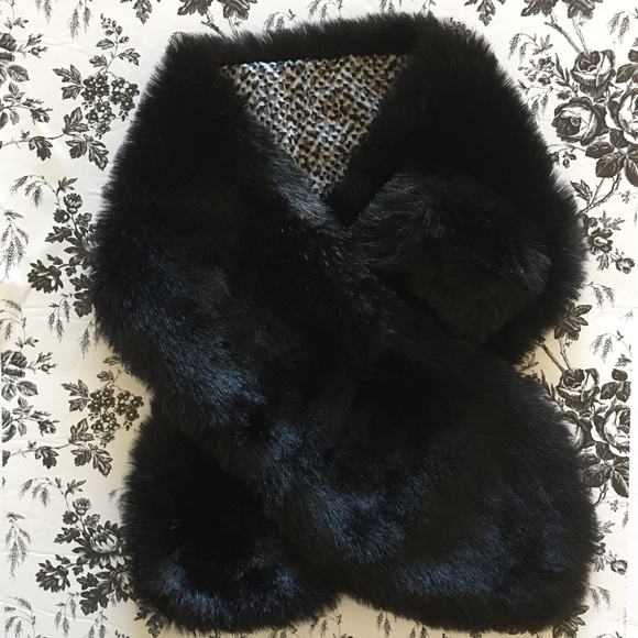 Banana Republic Black Faux Fur Scarf - Picture 3 of 7